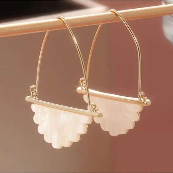 New ANTHRO Elegant Gold and Cream Shell Earrings - Picture 5 of 7